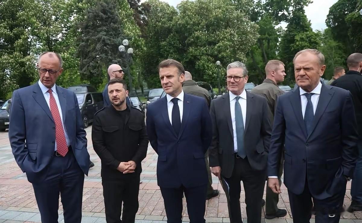 一个俄罗斯博主说的，俄罗斯90%人口都生活在农村，粮食自给自足，其他他们什么都没