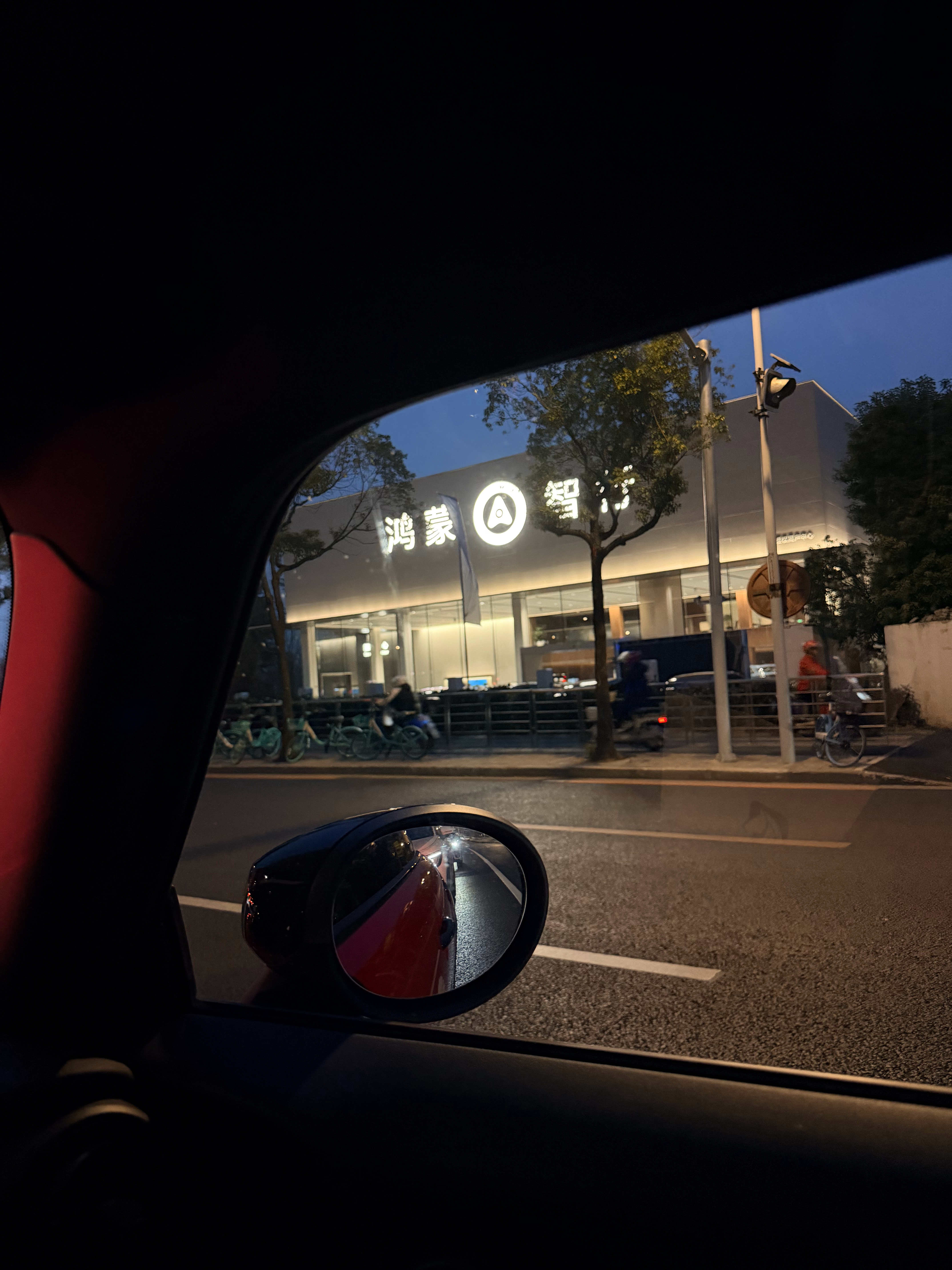 汶水路的这家鸿蒙智行 之前是卖沃尔沃，之后smart再之后就是华为啦…鸿蒙智行