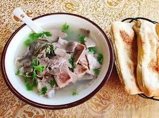 呼和浩特的戴记羊汤
别看门脸不起眼~但是饭点时候门口附近车总是停不少，这种认认真