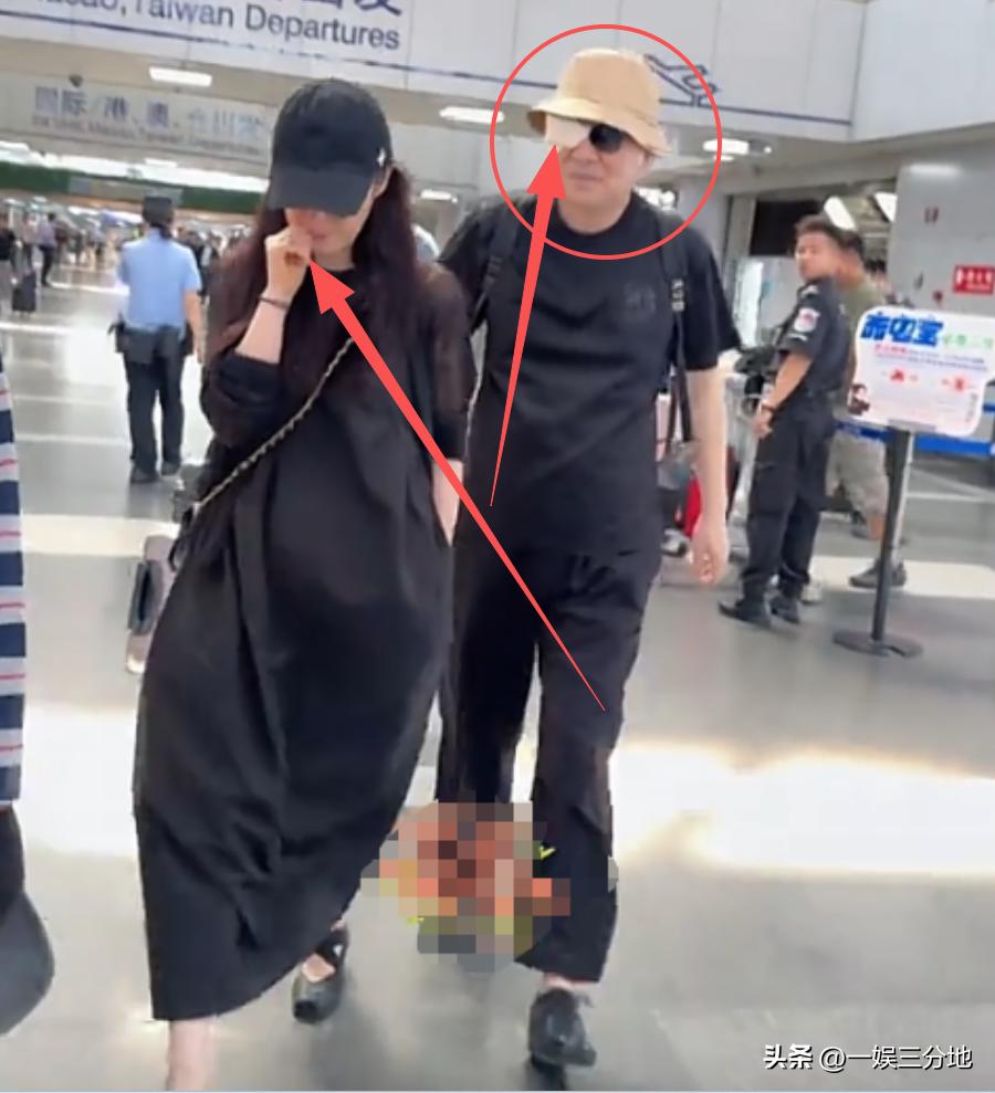 蒋勤勤和陈建斌出门，女的低头不让拉还咬手指头，男的一只眼包裹着纱布。

许久没有