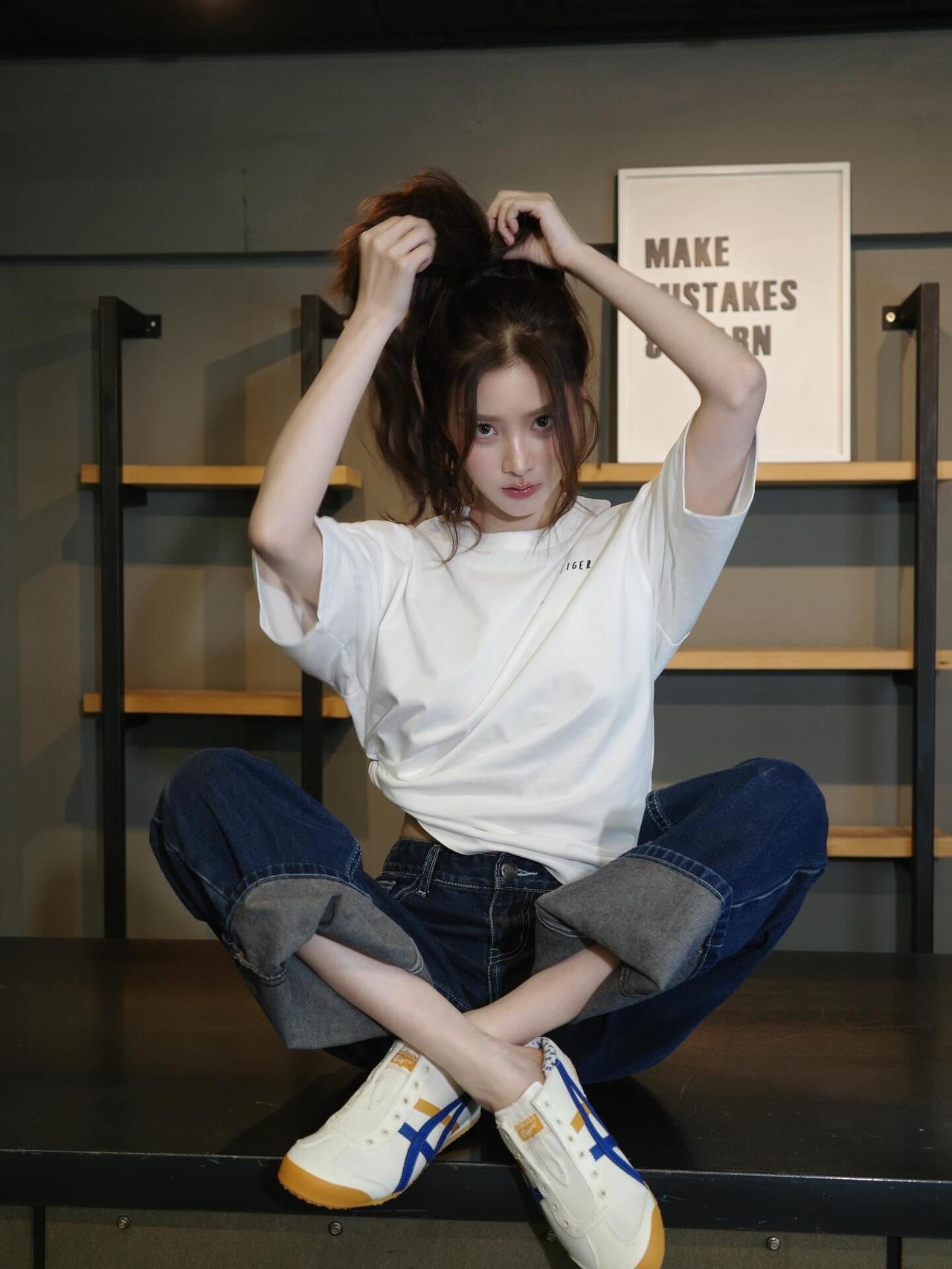 小水街拍，白T恤配牛仔裤也很好看！
 oversize白T带着随性松弛感，背后的