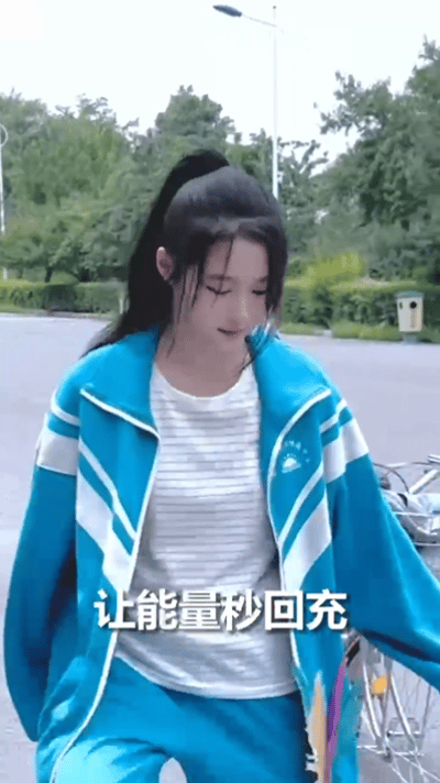 #关晓彤也在5分钟运动#哇塞！5分钟运动的风吹向了娱乐圈，想到以前的课间五分钟运