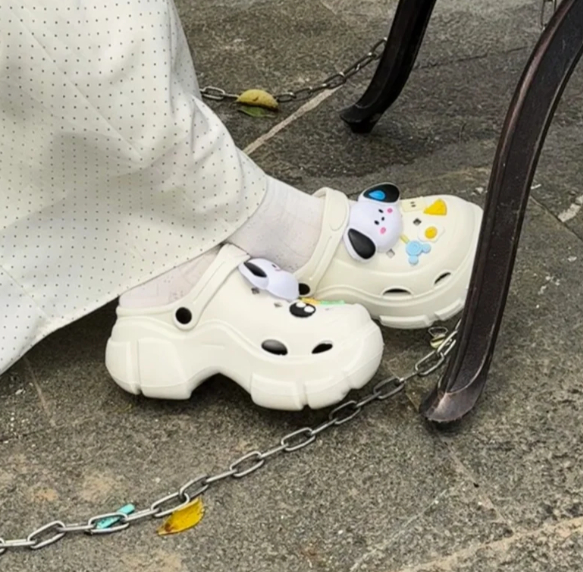 洞洞鞋 洞洞鞋里唯一不能接受的就是这种超级厚底的，不敢穿[淡淡的] ​​​