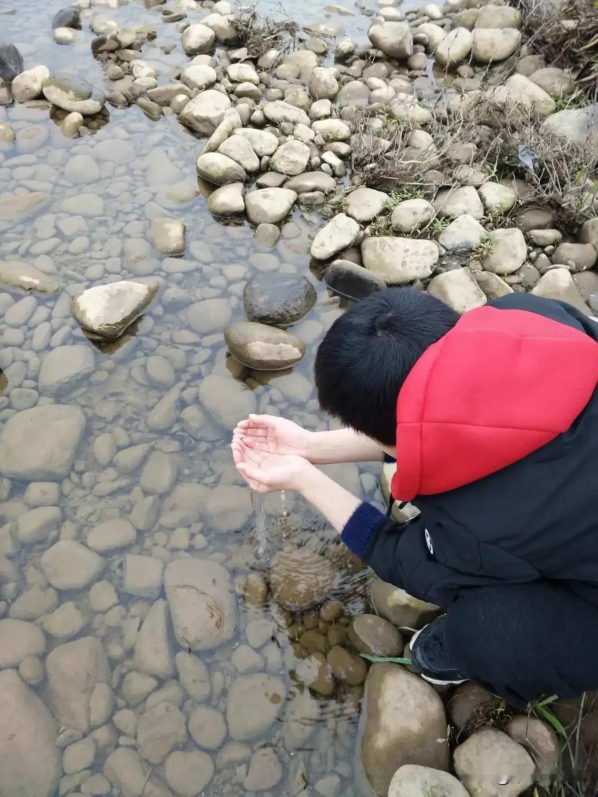 #下联:两碗白米饭。诚邀上联# 一捧故乡水