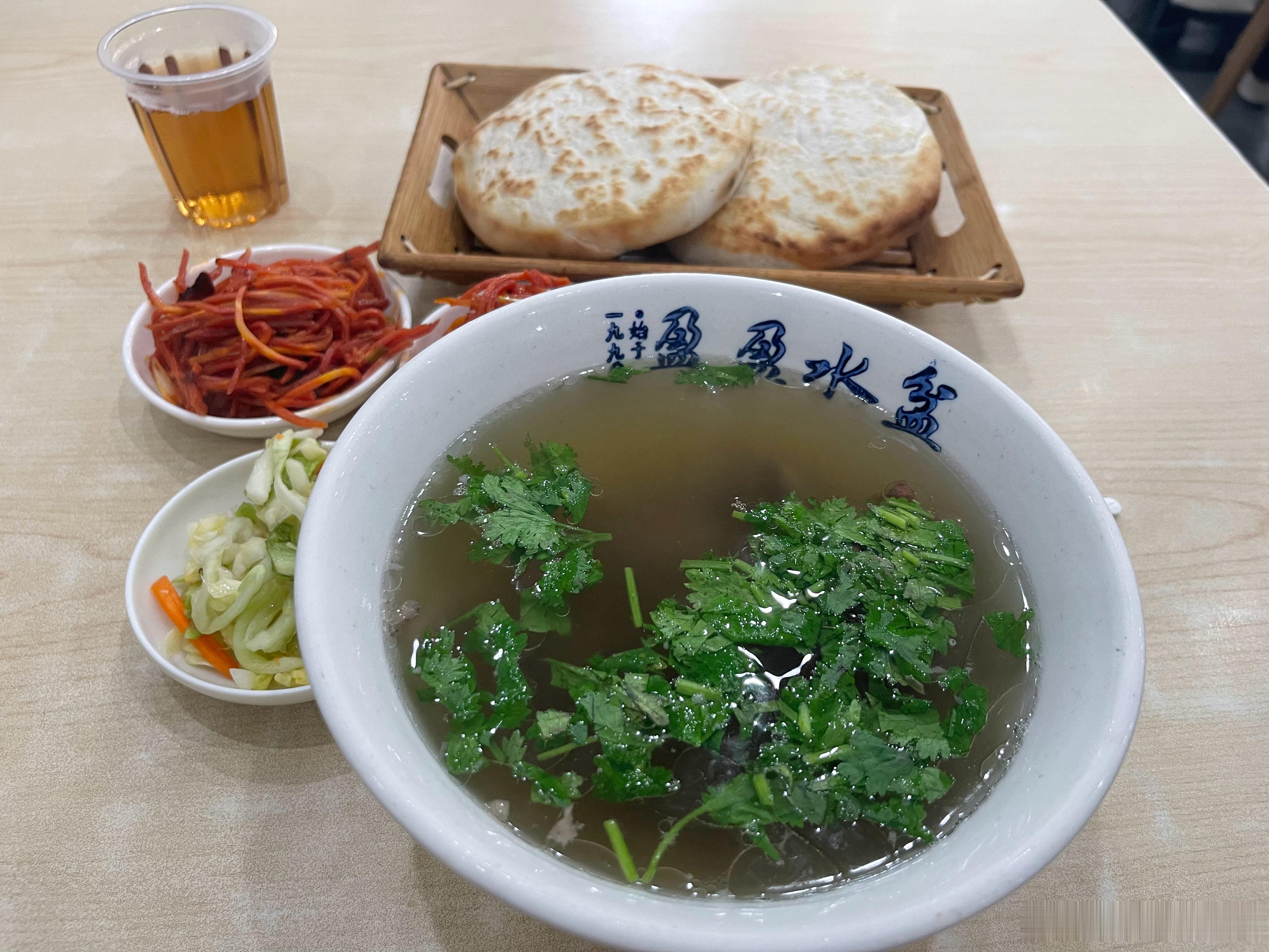 从欧洲回来后的第一个感觉就是咱这里吃的比大城市里的太便宜了，优质纯瘦水盆4欧，不