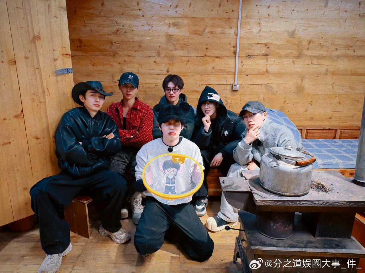 李昊今天给哥哥们洗脚好开心啊难道是后陡门经典游戏玩个大的？刚好昊昊不小心输啦？？