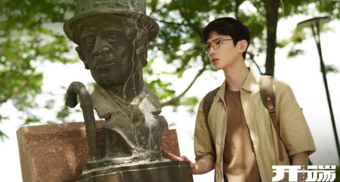 白敬亭堪称当代电视剧的“流量密码”。他与章若楠搭档出演《难哄》，热度爆棚；和赵今