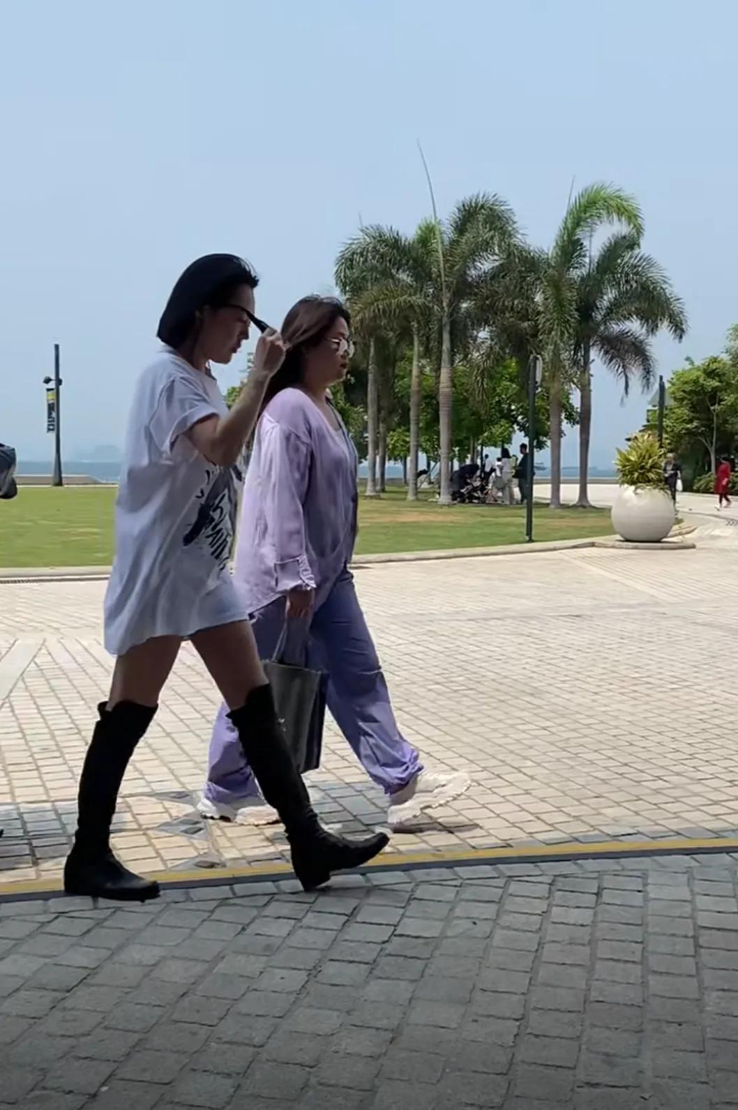 香港西九龙文化区偶遇小S
据悉，她是来海边录制节目的
小S给人的感觉就是大大咧咧