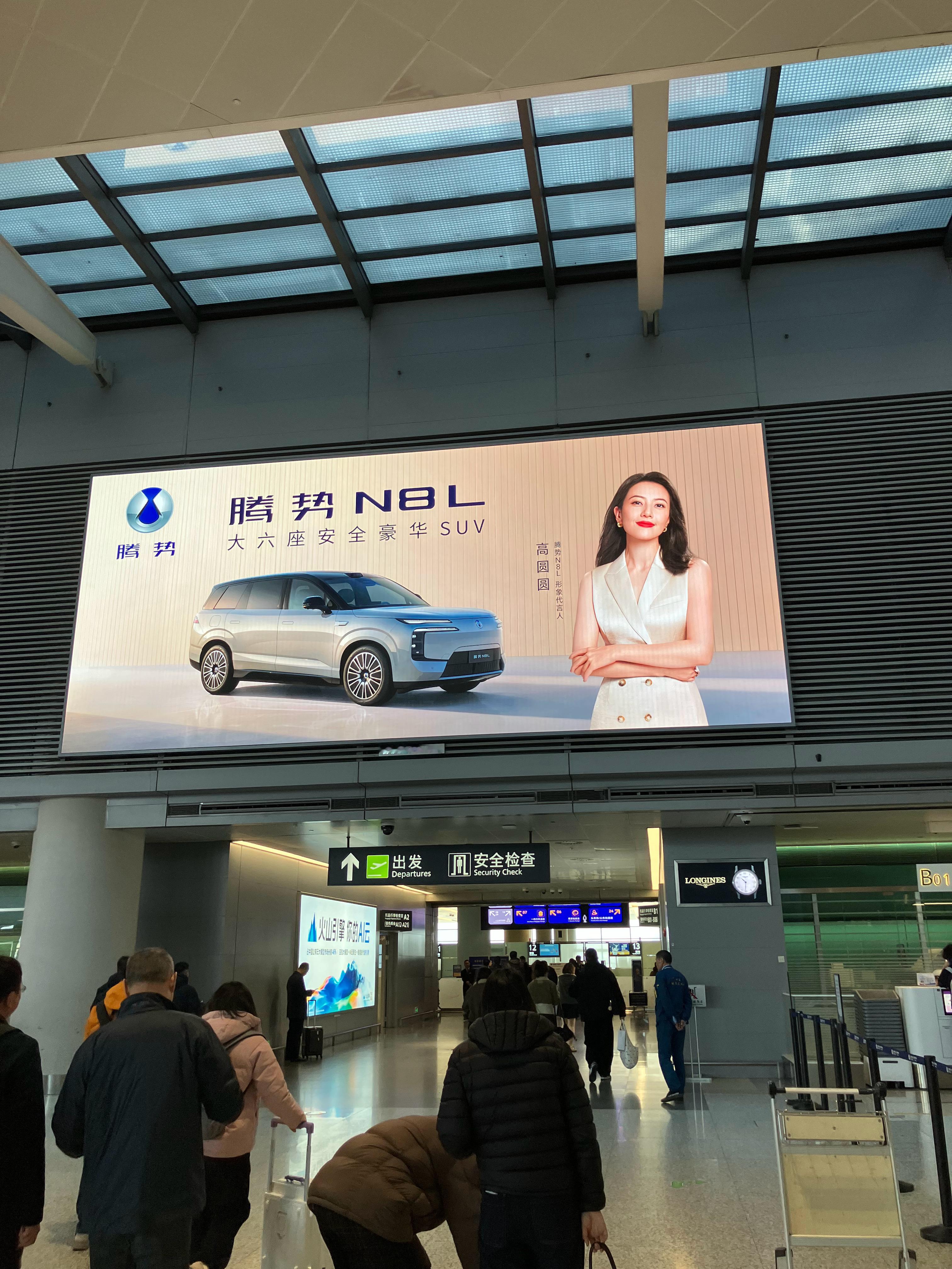 人好看，车也好看。 