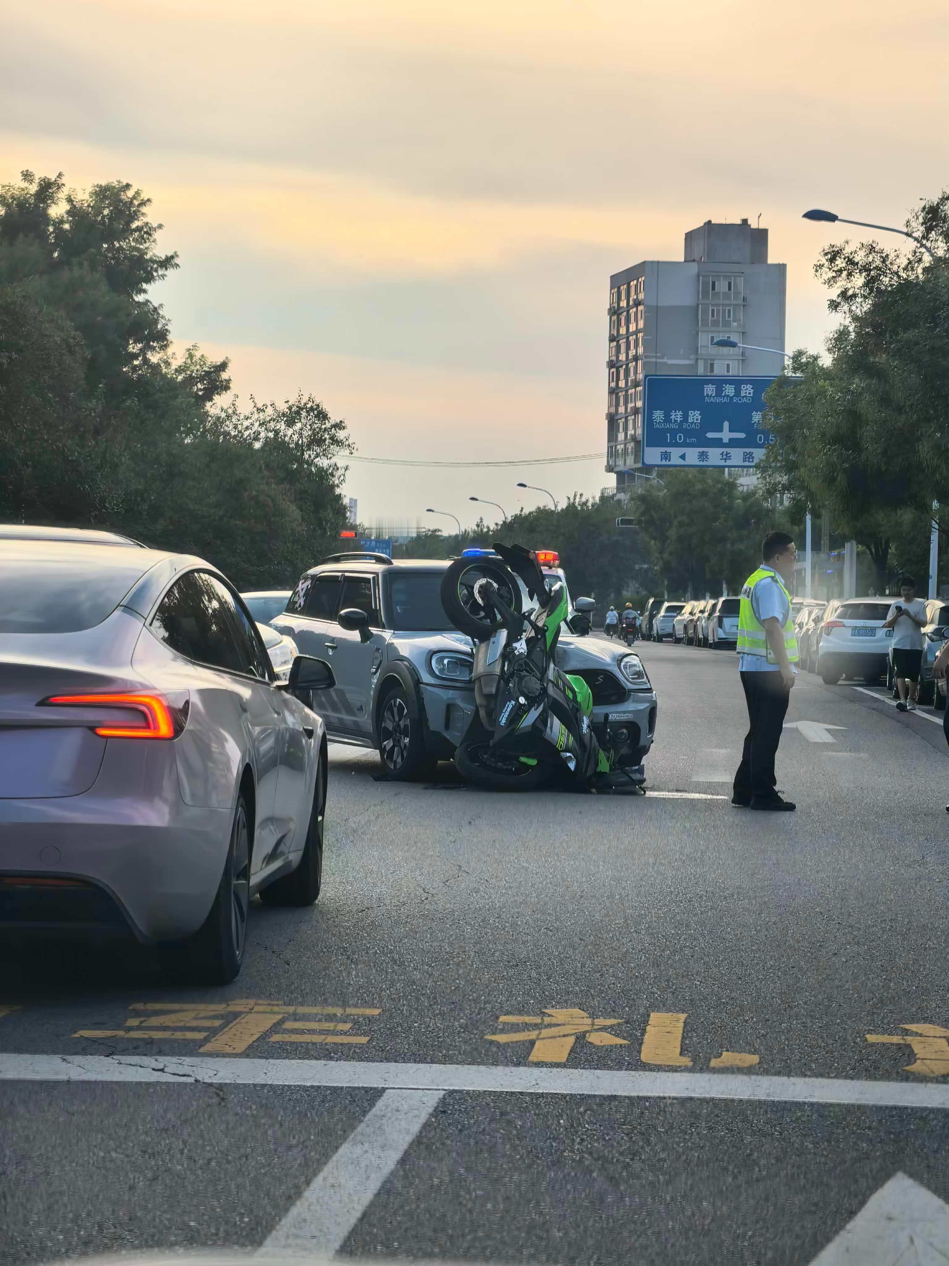 看样子，人应该飞出去挺远骑摩托车 一定要带好护具无论春夏秋冬刮风下雨东西南北风.
