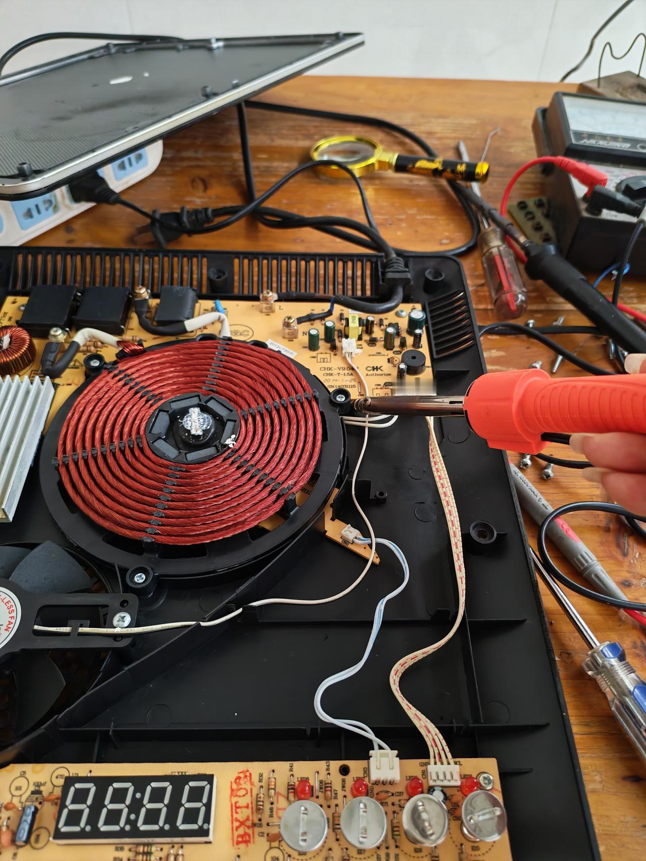 自己动手修电磁炉，省下几十块维修费，这手艺太香了！
 
今天给家里的电磁炉做个维