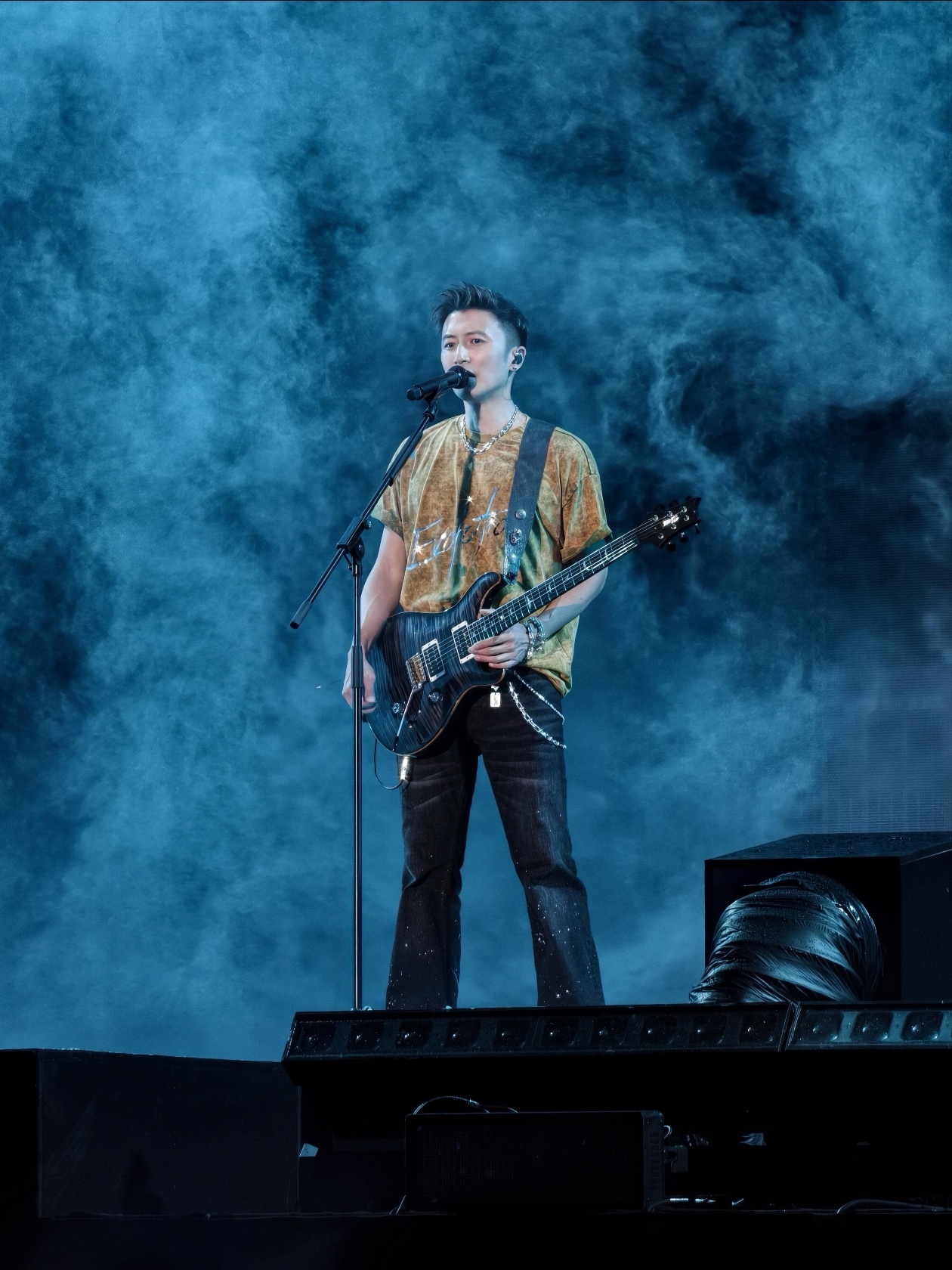 手持影像大小王走哪儿都是主场 拍照强成这样？看到一组谢霆锋演唱会的图，来自X30