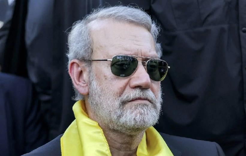 戴墨镜的拉里贾尼酷酷的。
他的工作好忙碌，生前的威望还是挺高的。
如今的他和儿子