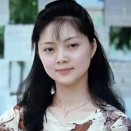 红楼梦最漂亮的女演员不是陈晓旭而是饰演薛宝钗的张莉，欧阳奋强说当年红楼梦剧组里有