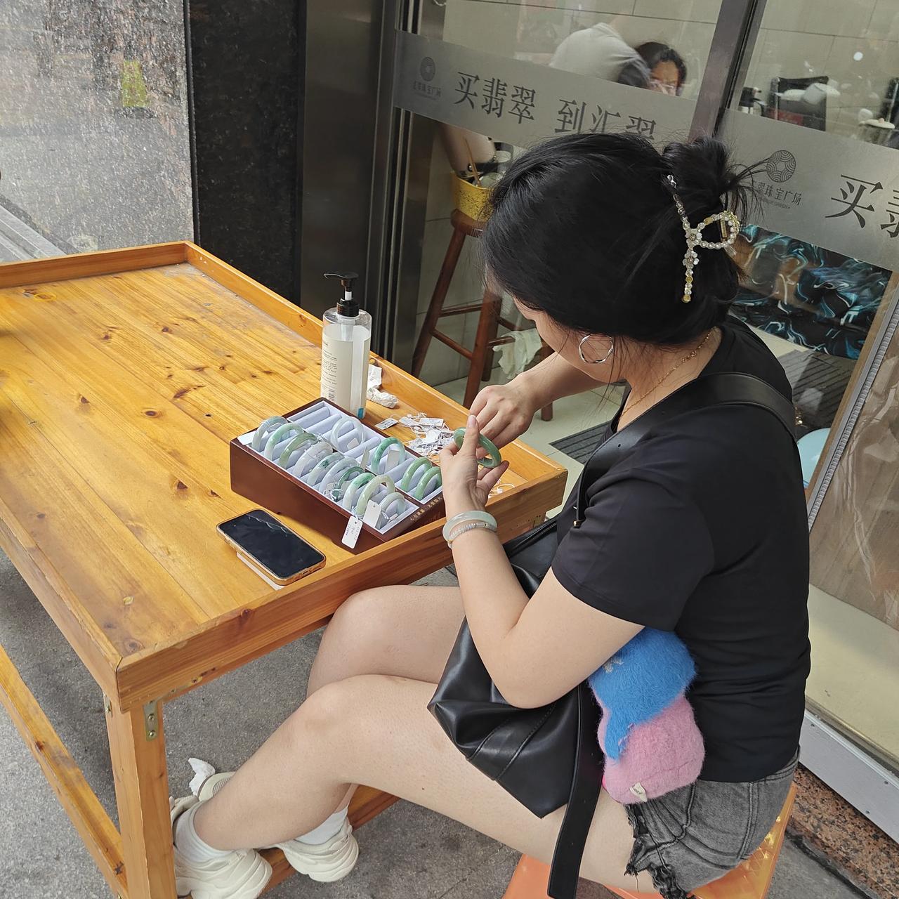 为什么翡翠手镯会越戴越绿吗?真相可能让你笑不出来！

是不是经常听老一辈说：“翡