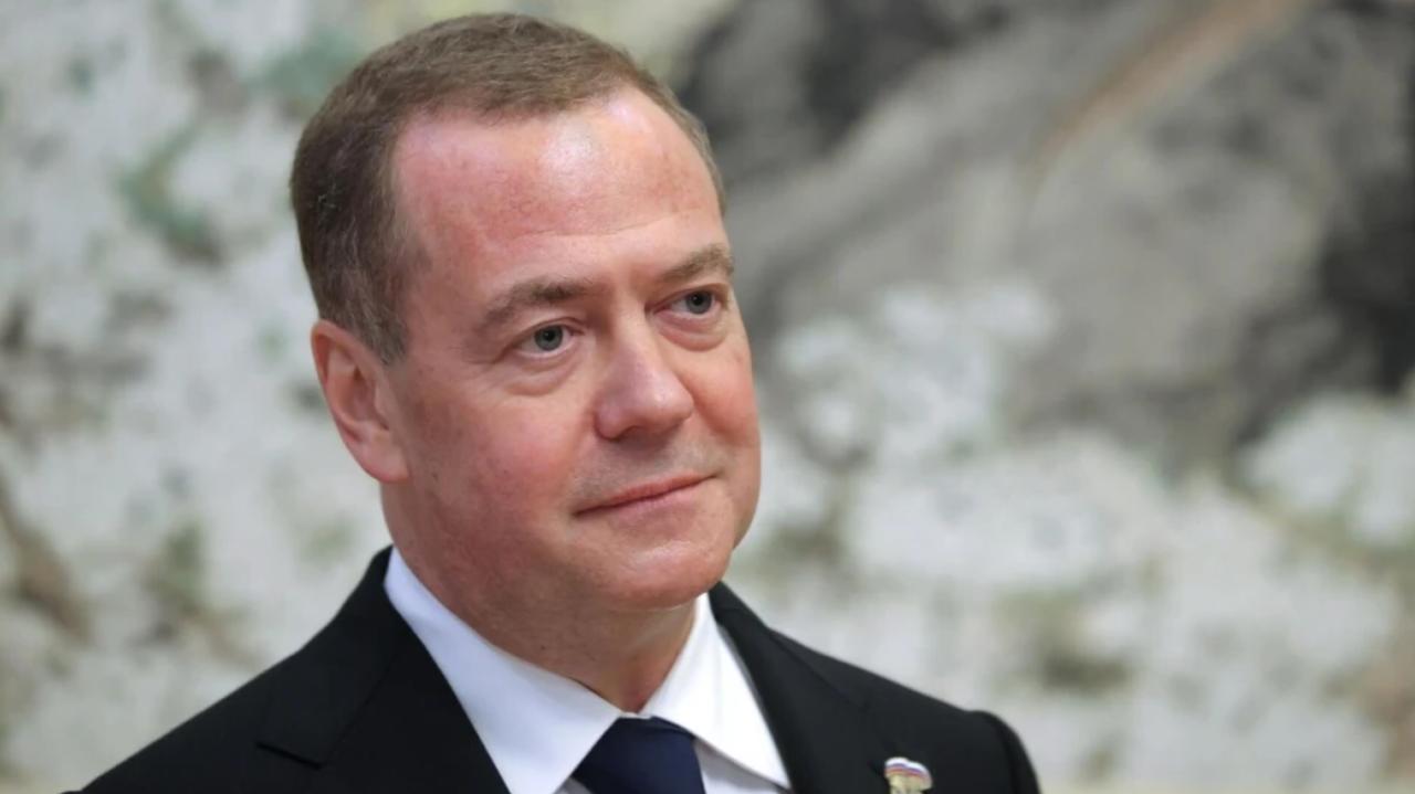 欧盟外长卡拉斯又被骂了，梅德韦杰夫说她“五十岁还这么蠢”，爱沙尼亚以前是俄国的—