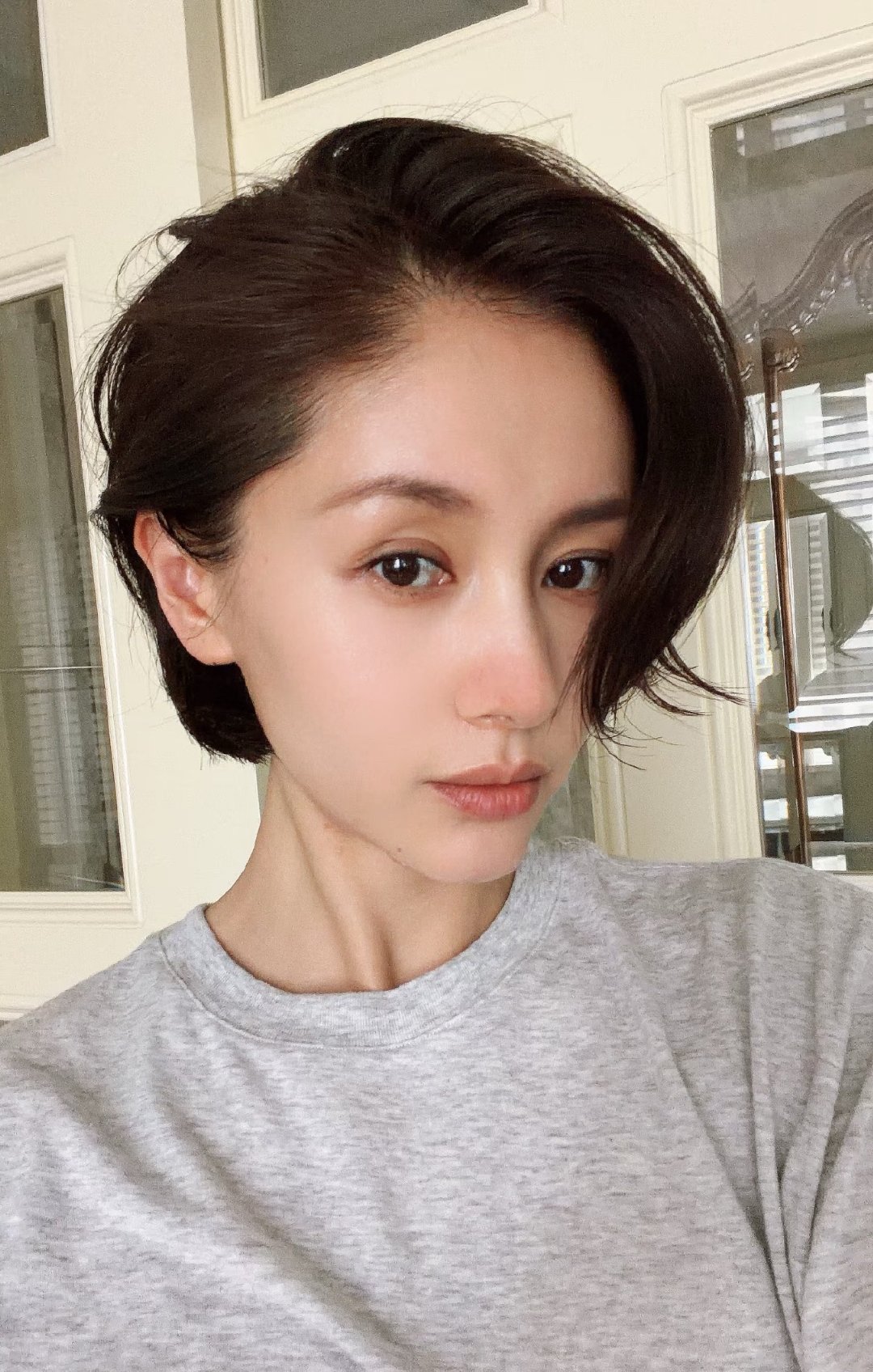王子文鼻头红如果不是妆容需要代表脾胃有湿热，破财的信号，破财有时也不代表损失，大