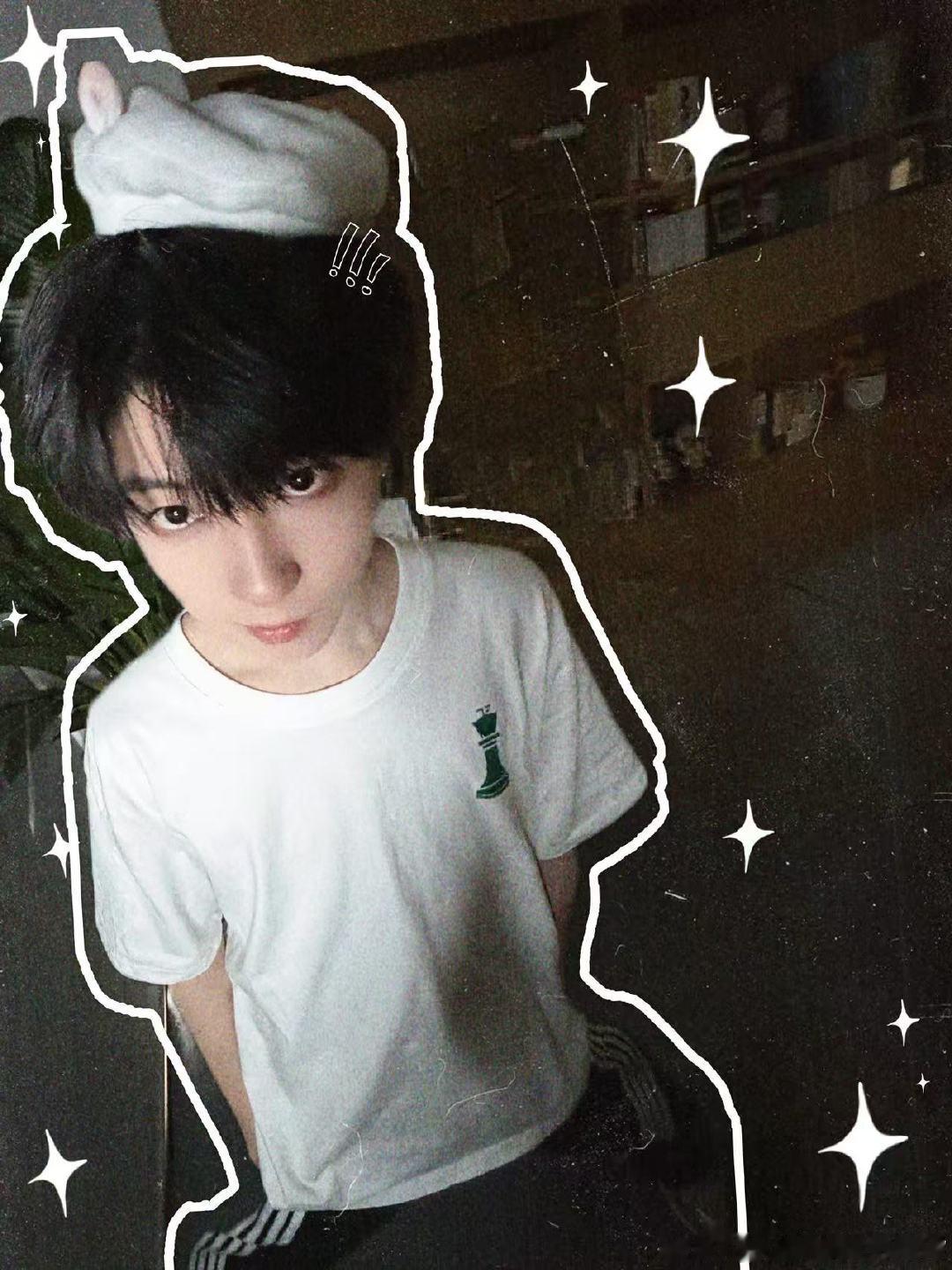 杨博文小猫视角 杨博文带了十二的帽子好萌 