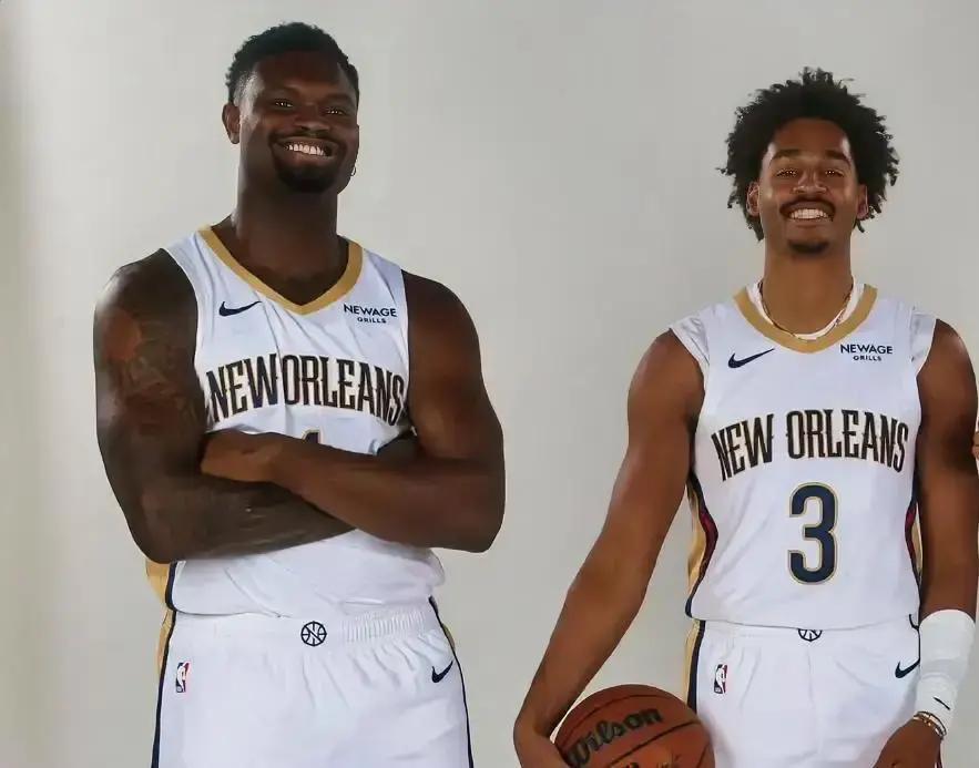 锡安漏人，尼克斯偷走5分
 
最后一分钟，阿奴诺比从底线溜进来，锡安还在三分线外