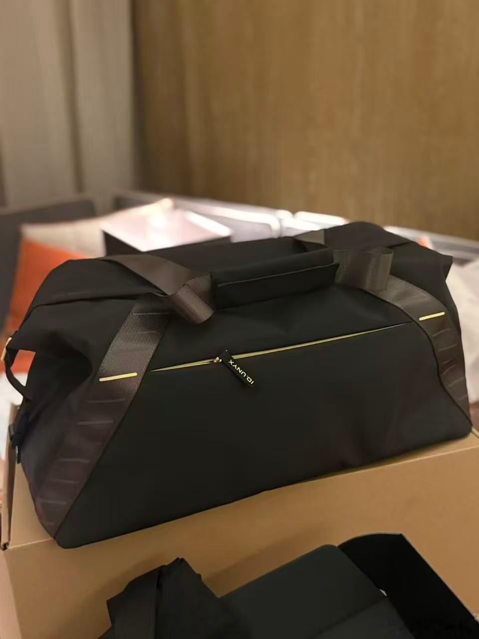 本月最后一天开奖！铁子们，大众联名的运动挎包，送一个给你们！老规矩，转发就有机会