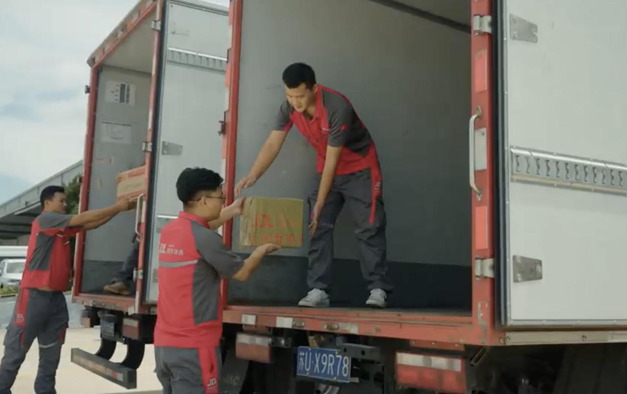 #阳澄湖大闸蟹到了销售最高峰#近日，央视财经深入报道京东快递在阳澄湖大闸蟹的物流