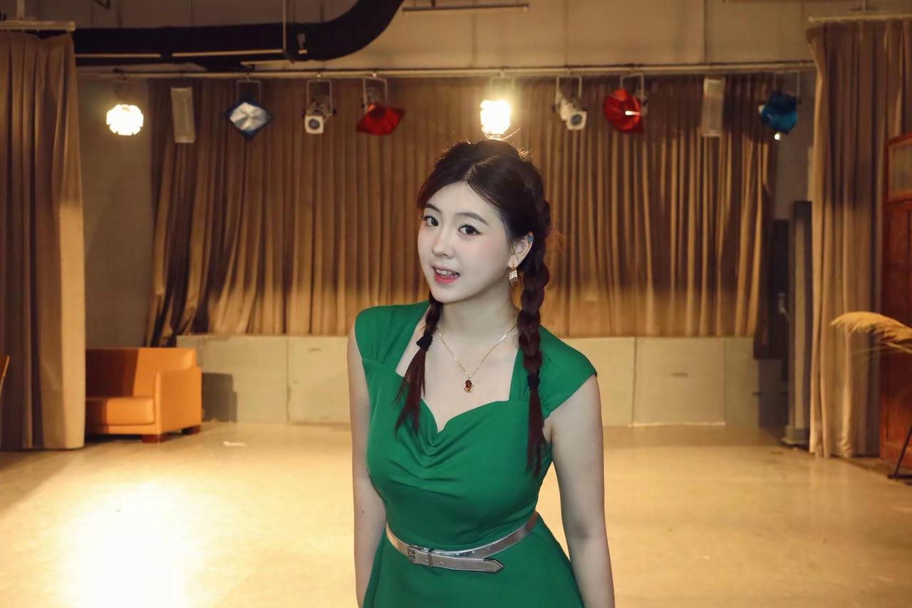 我说爱你 你答应吗。女大学生 夏季绿色穿搭