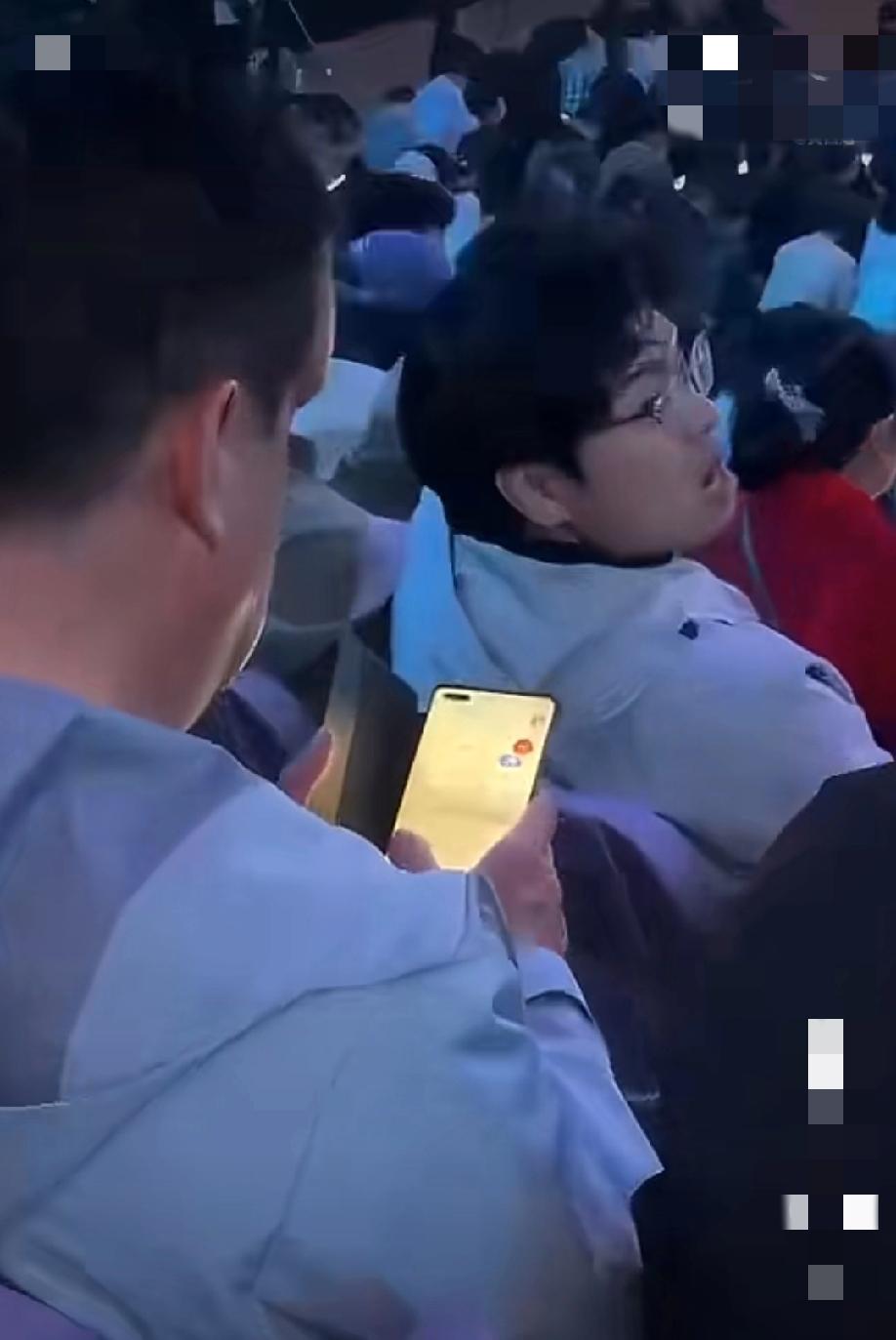 吉利发布会上，网友发视频称:会才开到一半，这位媒体老师就开始迫不及待的在网上找各