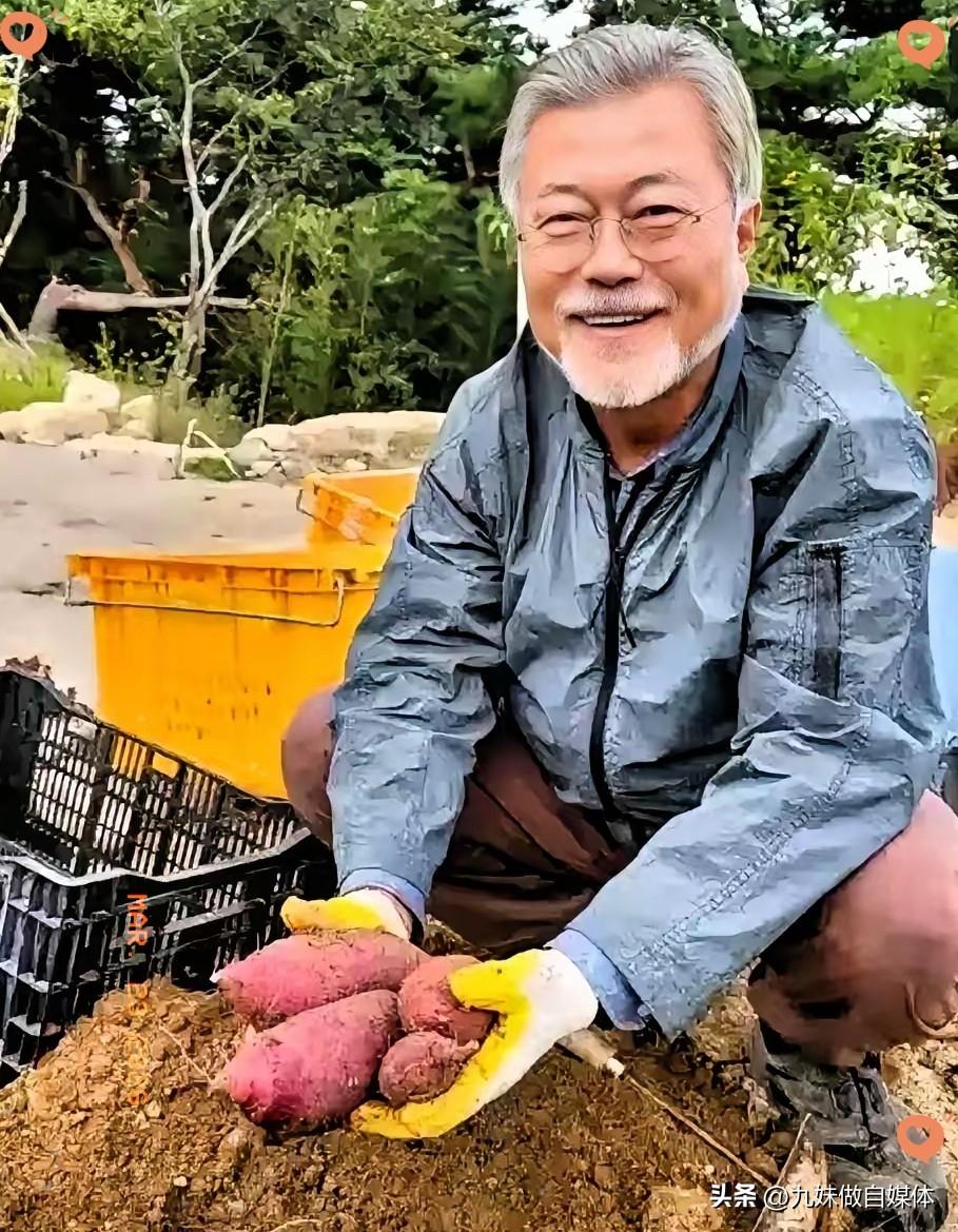 从韩国总统的位置上退休以后，他住在乡下，种菜，开书店，虽然每月领取1400万韩元