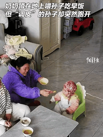 暖心！湖北一位年轻奶奶正在喂14个月大的小孙子，哪知小孙子刚吃了一口就不张嘴了。
