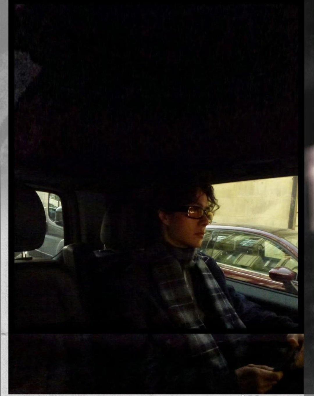 王一博点开王一博ins才知道什么叫活得爽 王一博王一博巴黎时装周 活得自由自在，