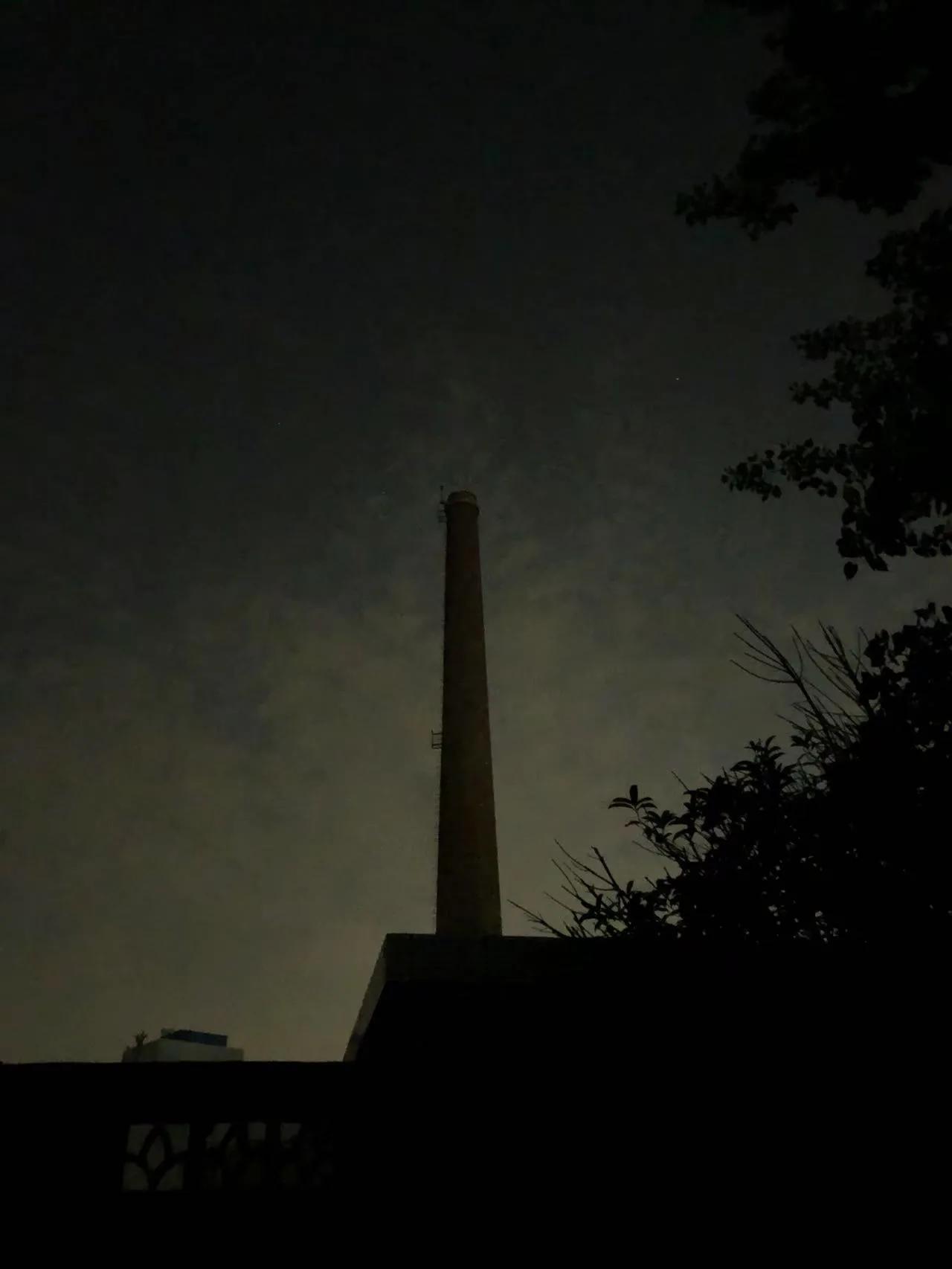 谢幕的没落产业！污染严重的企业这几年逐步关停，夜幕下孤零零的烟囱，默默的注视着周