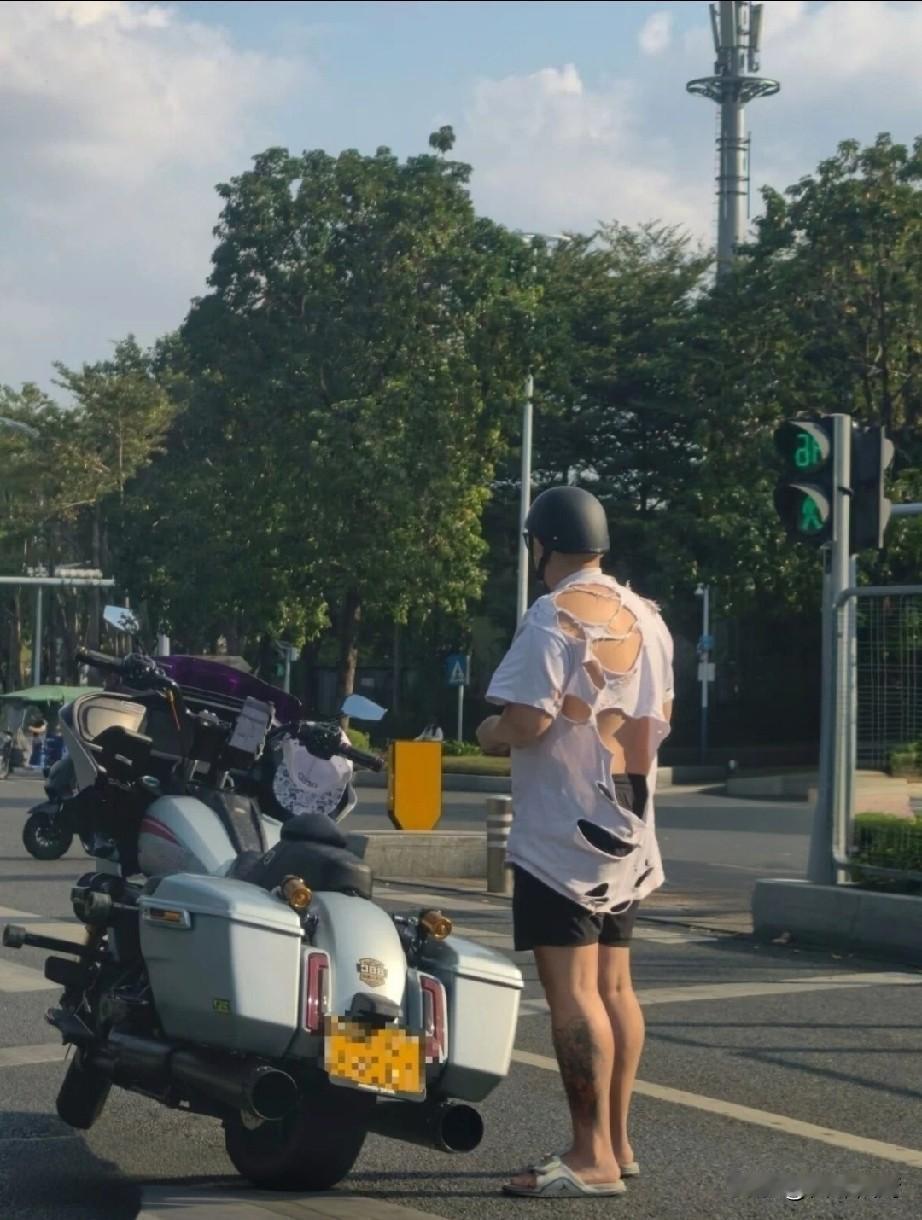 乖乖，他到底经历了什么？
这是在家里让老婆给虐了，还是在外面被人给削了？[捂脸]