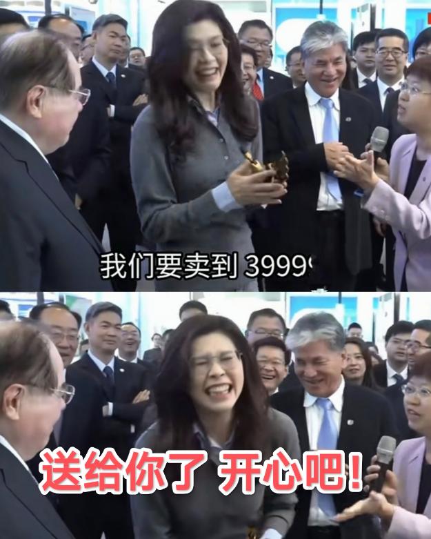 中关村老板直接将售价3999的机器手送给郑丽文：直接送给你 带回去！

老板太大