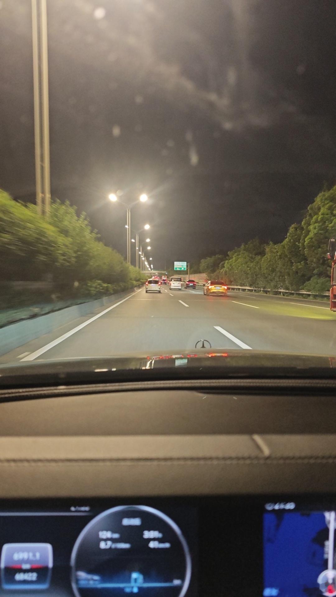 我觉得立标比大标贵的最主要原因 就是开车你能看到这个标 情绪价值确实可以 前天正