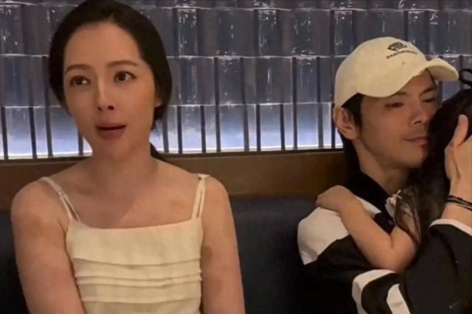 郭碧婷真人到底有多好看？路人实拍来了。

北京朝阳商场偶遇郭碧婷一家聚餐，随手抓