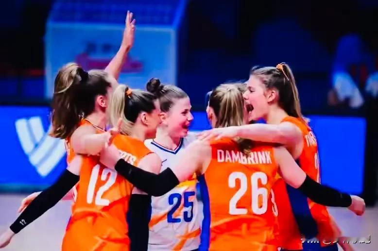 世界女排联赛总决赛四强出炉！今晚意大利女排25-21、25-21、25-23战胜