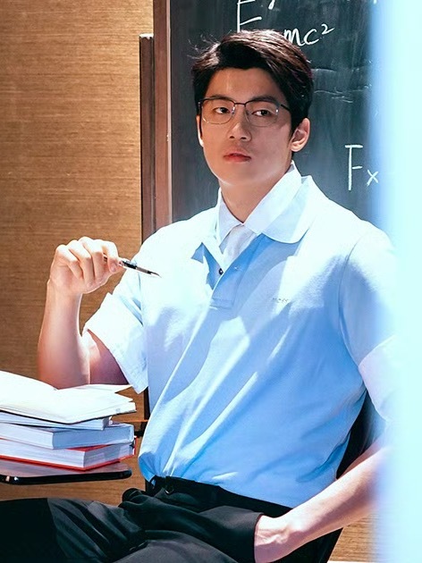 我偷拍我那位在备课的老师