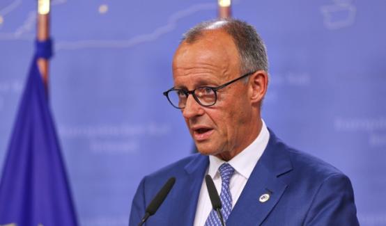 德国总理默茨刚开完欧盟峰会，转头就亮出了对中国的算盘：效仿当年搞垮日本的《广场协