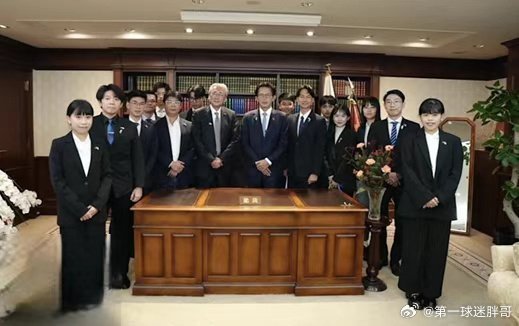 台政客与高市早苗办公桌合影被群嘲 日本首相高市早苗涉台错误挑衅言论受到中方的强烈