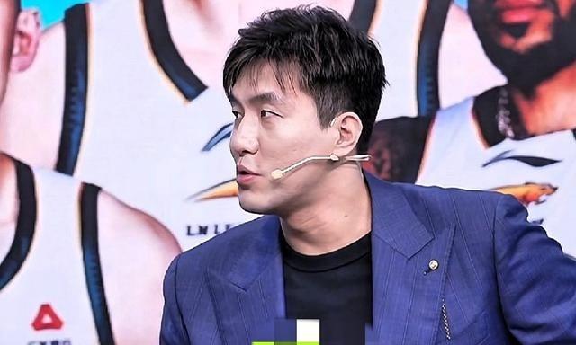 广东队昨晚输得太惨，杜锋气得脸黑直接回更衣室，解说席上的郭艾伦直接补刀：“看他走