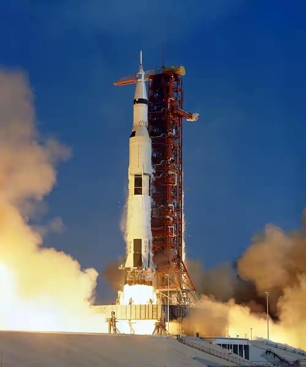 人们到底是进步了还是退步了？
           在网上看到很多人煞有介事的去