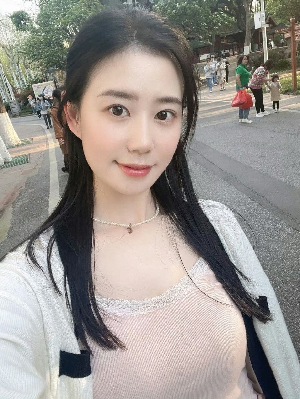 女人27真好，又可以跟30岁谈，又可以跟20岁的谈。  ​ ​​​