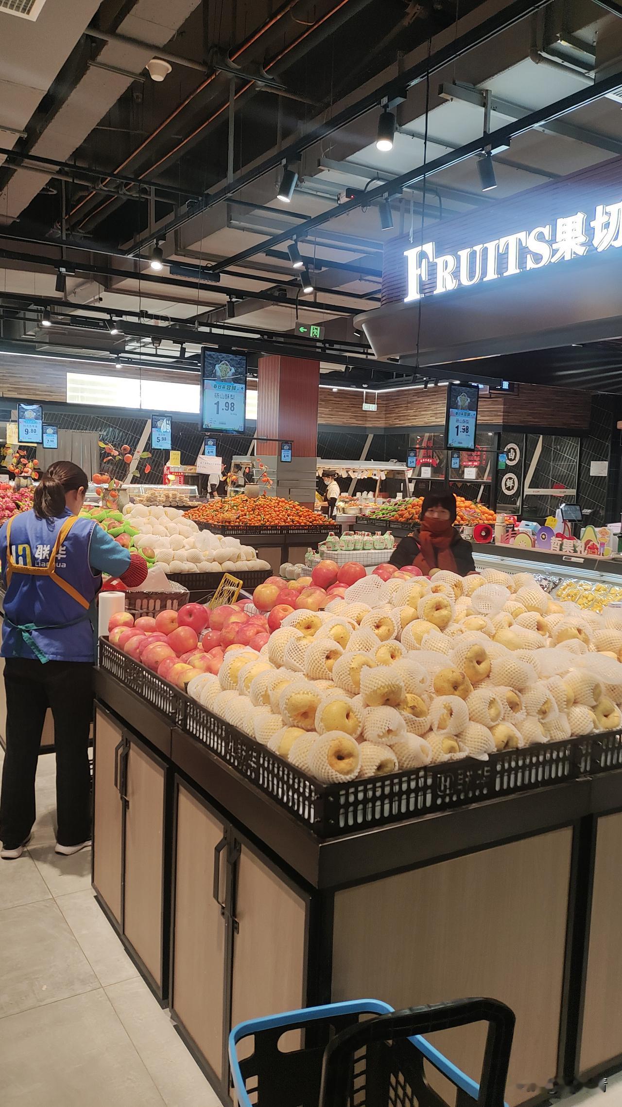 春节将近，来超市购物了。今年由于气温回升早，蔬菜没有冻坏，路上运输畅通，肉类和蔬