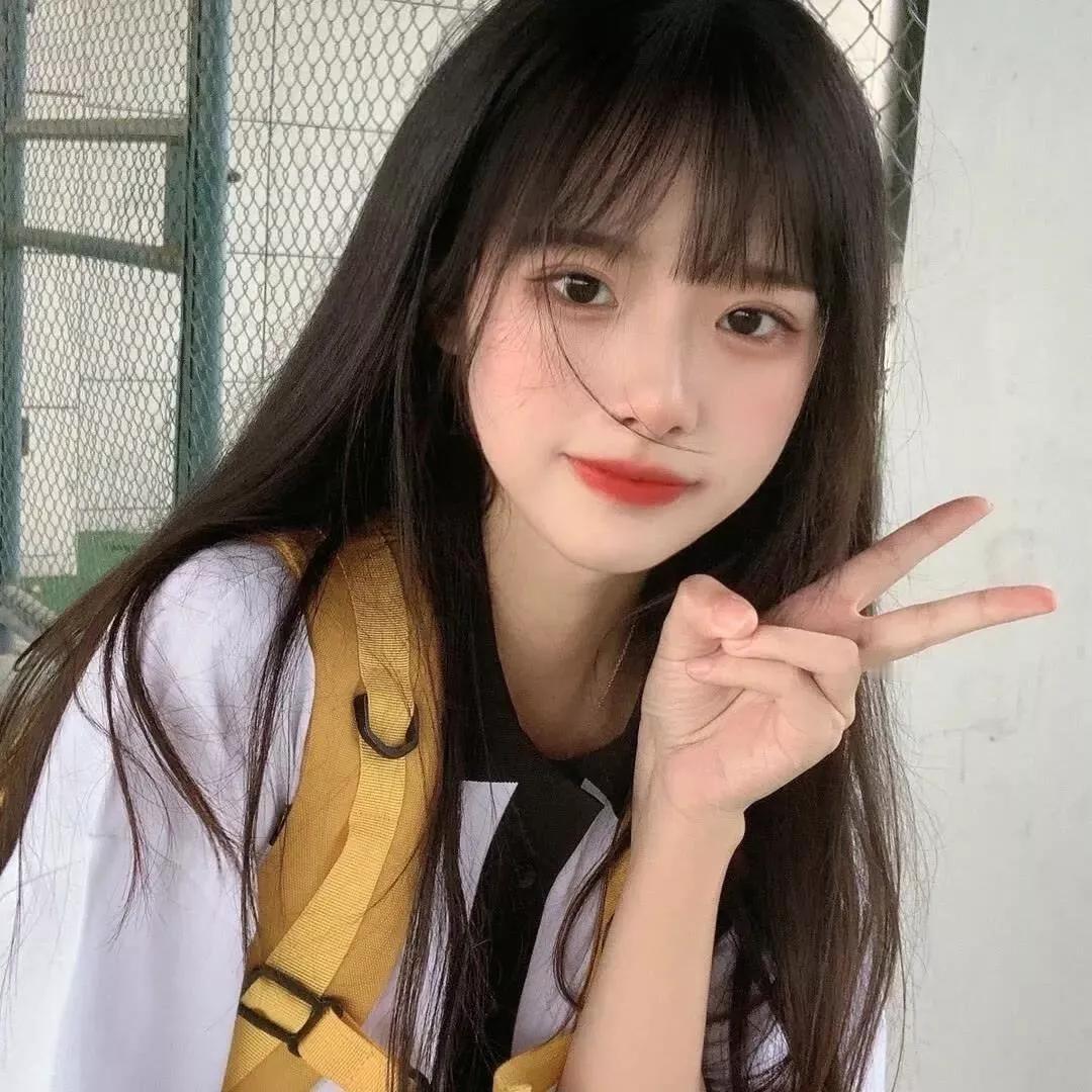 校园甜美少女，手比“V”，微笑迷人！少女感笑容 少女感微笑女孩 甜系少女照 小姑