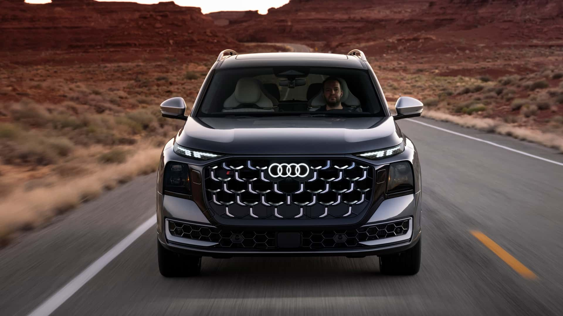 奥迪Q9正式亮相 奥迪Q9正式全球首发，定位全尺寸旗舰SUV，车长5.31米，轴