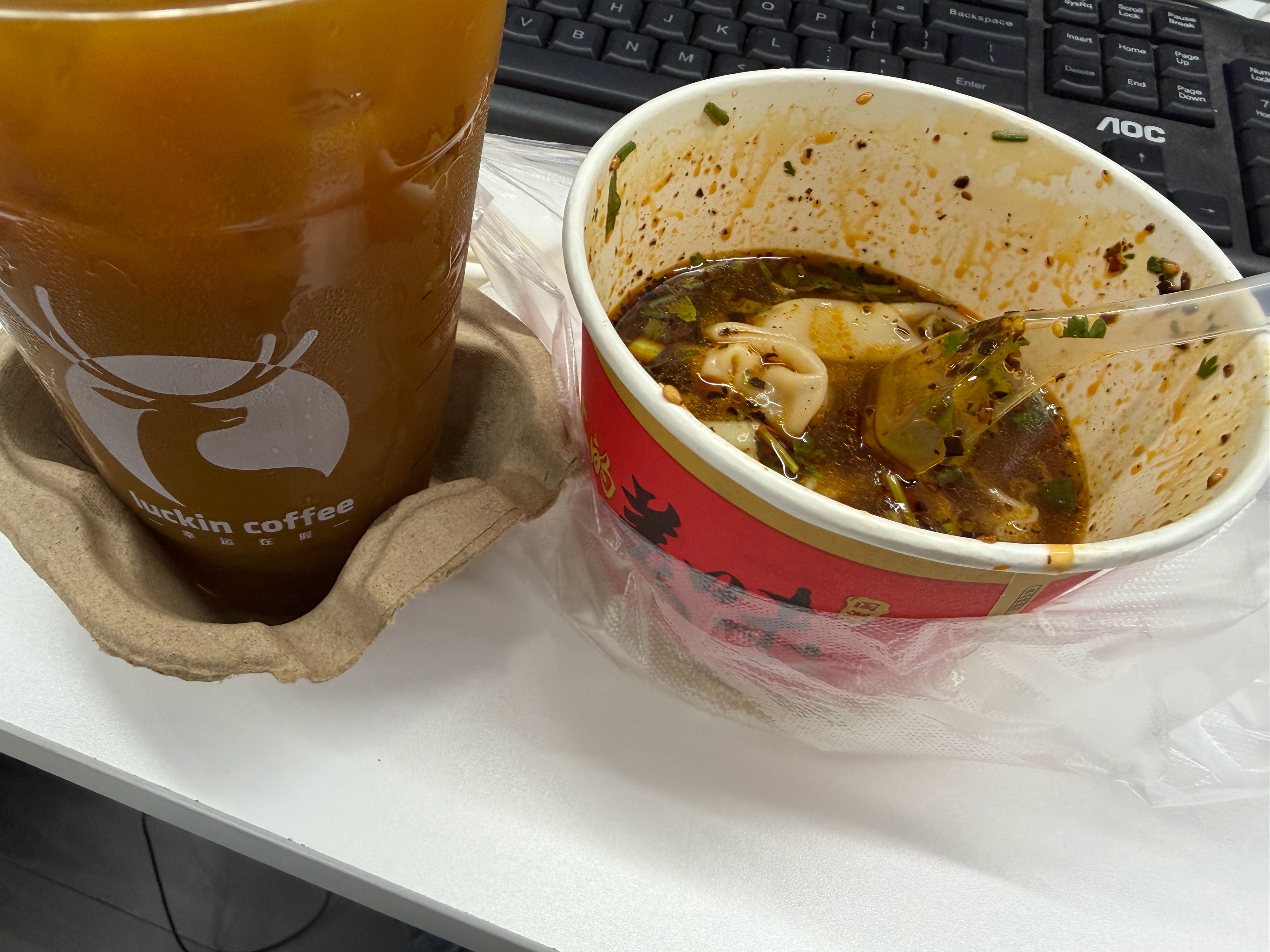 冰美式配馄饨 