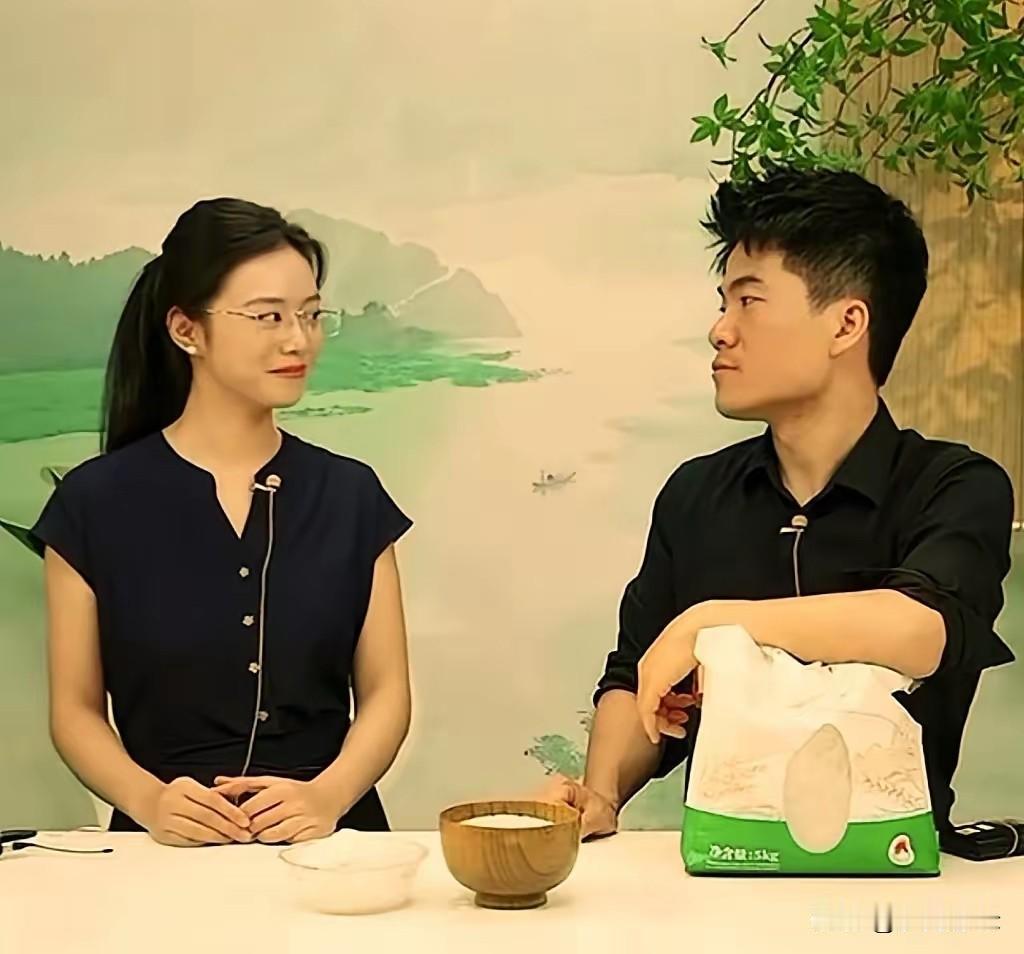 董宇辉形容小贝"雄鹰"，
我当时听到就乐了，
看来他确实是懂得怎么把人往外推的。
