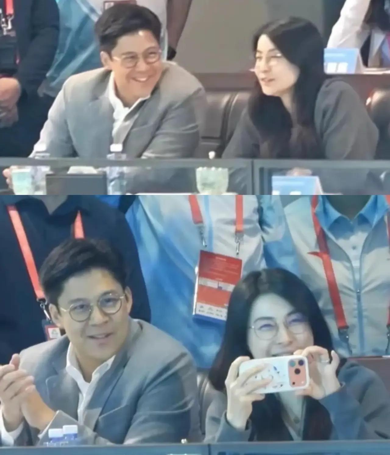 霍启刚和郭晶晶同坐全运会现场
一起举着新款17pro拍比赛，两人有说有笑，十分甜