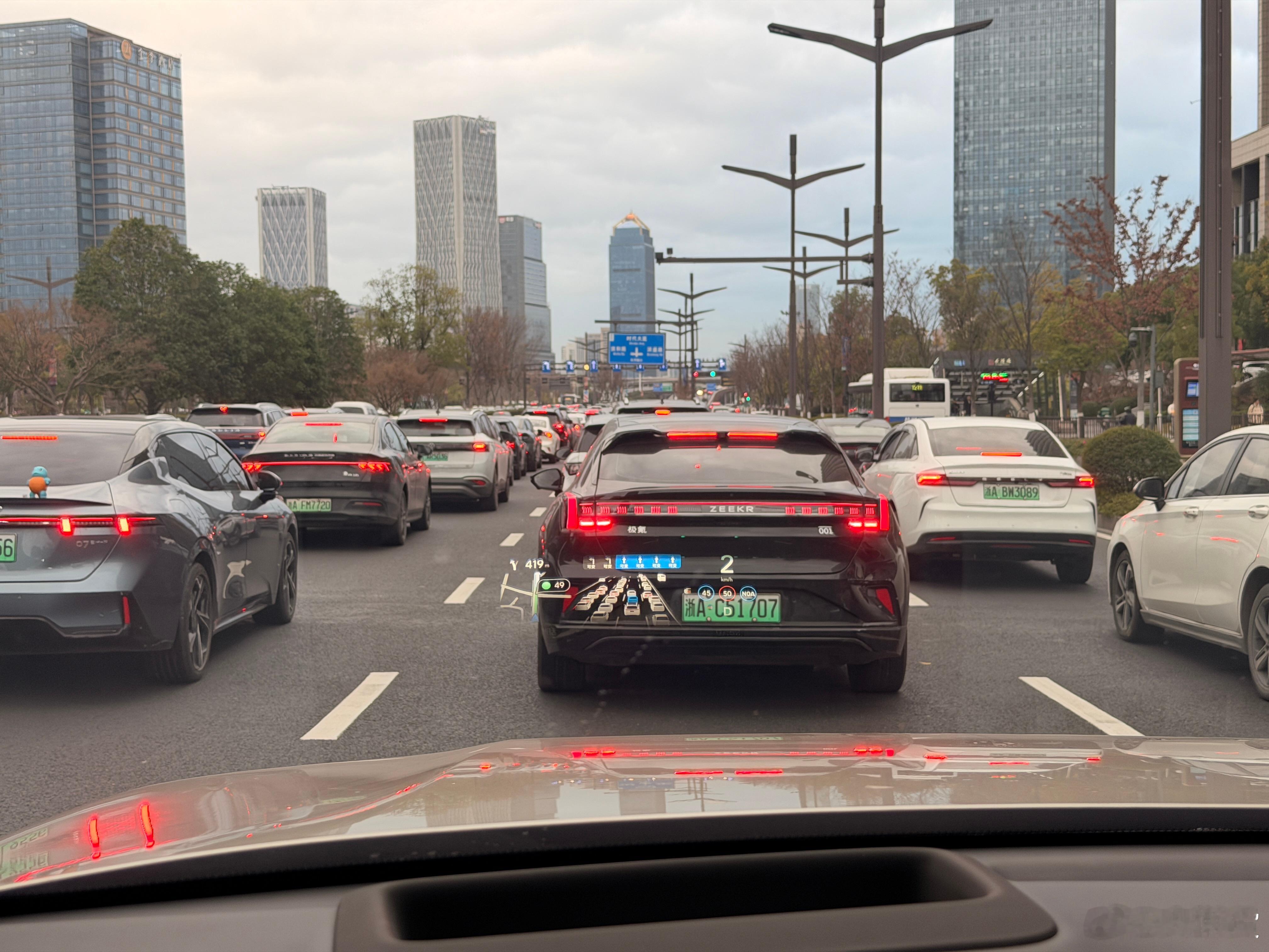 这个长排队能排住不容易图二已经是8X变焦了. 目测排了100多米上模型排队是一个