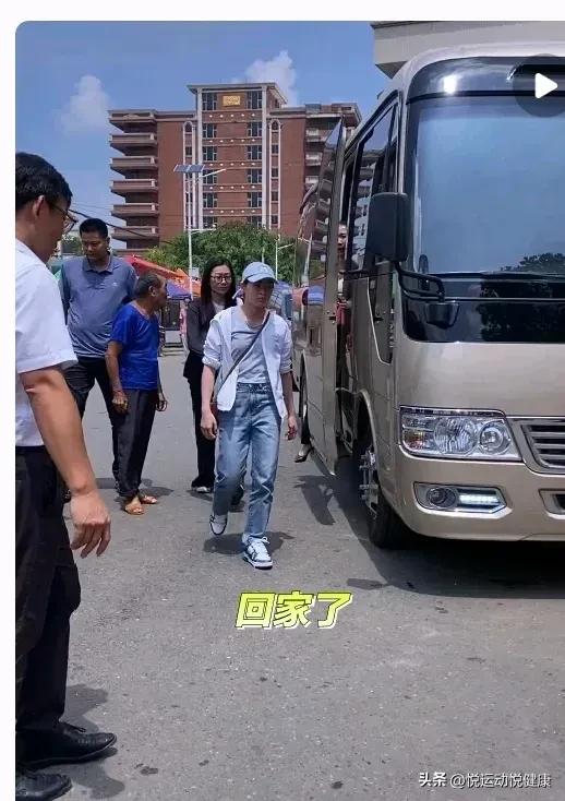 全红婵终于回到迈合村了！

全红婵，乘坐公务车回到了她心心念念的迈合村。在这个中